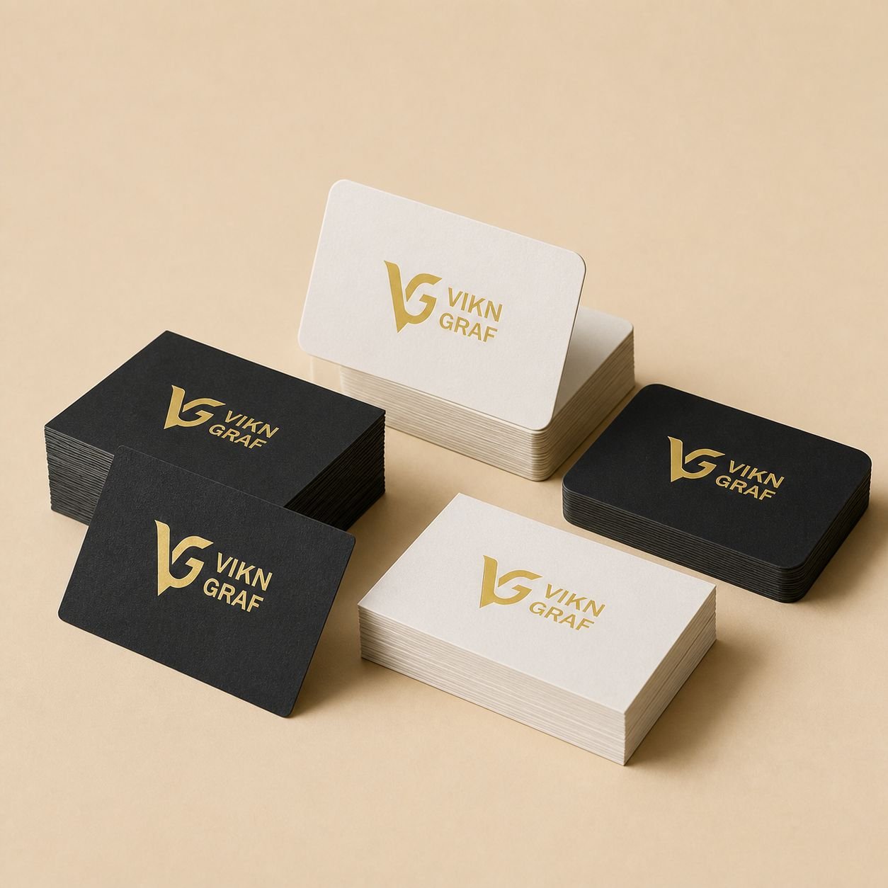 Cartões de visita personalizados da Vikn Gráfica, empilhados